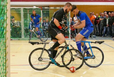 Lippersdorfer Zweitliga-Radballer erleben unvergesslichen Heimspieltag - Besonders laut wurde es beim Derby gegen Niederlauterstein. Foto: Andreas Bauer