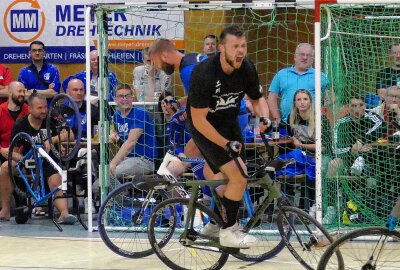 Lippersdorfer Zweitliga-Radballer erleben unvergesslichen Heimspieltag - Gegen den Lokalrivalen konnten Philipp Vogel und sein Partner endlich jubeln. Foto: Andreas Bauer