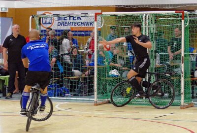 Lippersdorfer Zweitliga-Radballer erleben unvergesslichen Heimspieltag - Die Zweitligisten boten Radball auf höchstem Niveau. Foto: Andreas Bauer