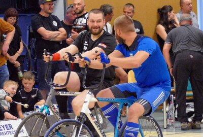 Lippersdorfer Zweitliga-Radballer erleben unvergesslichen Heimspieltag - Trotz vieler hitziger Zweikämpfe ging es unter den Sportlern stets fair zu. Foto: Andreas Bauer