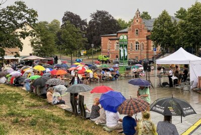 Live-Entertainment im Erzgebirge: "Happy Feeling" sorgt für beste Stimmung - Beim Oelsnitzer Kultursommer hat gestern die Band "Happy Feeling" gespielt. Foto: Ramona Schwabe