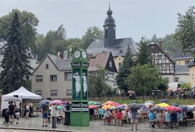 Live-Entertainment im Erzgebirge: "Happy Feeling" sorgt für beste Stimmung - Beim Oelsnitzer Kultursommer hat gestern die Band "Happy Feeling" gespielt. Foto: Ramona Schwabe