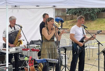 Live-Entertainment im Erzgebirge: "Happy Feeling" sorgt für beste Stimmung - Beim Oelsnitzer Kultursommer hat gestern die Band "Happy Feeling" gespielt. Foto: Ramona Schwabe