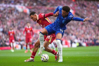 Liverpool behauptet Tabellenführung mit 2:1 gegen Chelsea - Jadon Sancho (r) von Chelsea und Trent Alexander-Arnold von Liverpool.