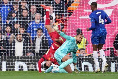 Liverpool behauptet Tabellenführung mit 2:1 gegen Chelsea - Nach einem Zusammenstoß von Liverpools Curtis Jones (l) und Chelseas Robert Sanchez zeigte der Schiedsrichter zunächst auf den Elfmeterpunkt. Doch der Videoassistent revidierte die Entscheidung.