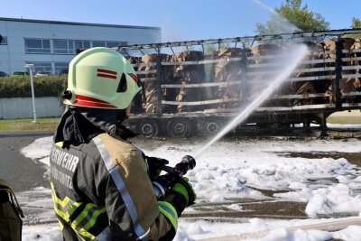 LKW-Brand an Tankstelle im Erzgebirge: Feuerwehren im Großeinsatz - Der beladene LKW war in Flammen aufgegangen. Foto: Niko Mutschmann