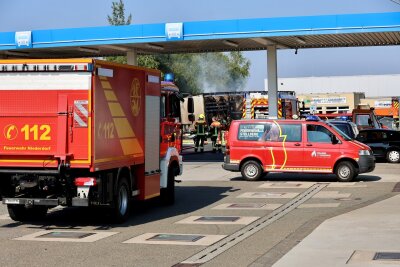 LKW-Brand an Tankstelle im Erzgebirge: Feuerwehren im Großeinsatz - Der beladene LKW war in Flammen aufgegangen. Foto: Niko Mutschmann