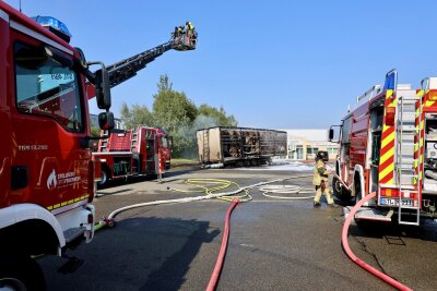 LKW-Brand an Tankstelle im Erzgebirge: Feuerwehren im Großeinsatz - Der beladene LKW war in Flammen aufgegangen. Foto: Niko Mutschmann