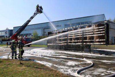 LKW-Brand an Tankstelle im Erzgebirge: Feuerwehren im Großeinsatz - Der beladene LKW war in Flammen aufgegangen. Foto: Niko Mutschmann