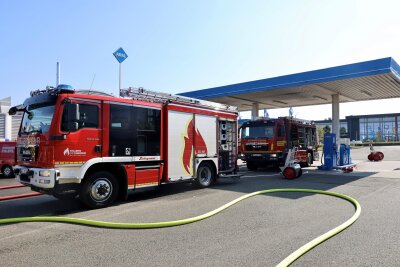 LKW-Brand an Tankstelle im Erzgebirge: Feuerwehren im Großeinsatz - Der beladene LKW war in Flammen aufgegangen. Foto: Niko Mutschmann