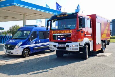 LKW-Brand an Tankstelle im Erzgebirge: Feuerwehren im Großeinsatz - Der beladene LKW war in Flammen aufgegangen. Foto: Niko Mutschmann