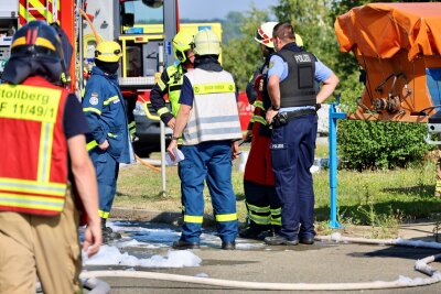 LKW-Brand an Tankstelle im Erzgebirge: Feuerwehren im Großeinsatz - Der beladene LKW war in Flammen aufgegangen. Foto: Niko Mutschmann