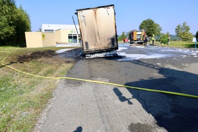 LKW-Brand an Tankstelle im Erzgebirge: Feuerwehren im Großeinsatz - Der beladene LKW war in Flammen aufgegangen. Foto: Niko Mutschmann