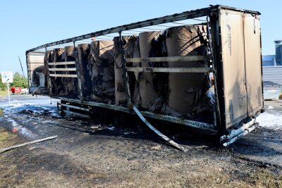 LKW-Brand an Tankstelle im Erzgebirge: Feuerwehren im Großeinsatz - Der beladene LKW war in Flammen aufgegangen. Foto: Niko Mutschmann