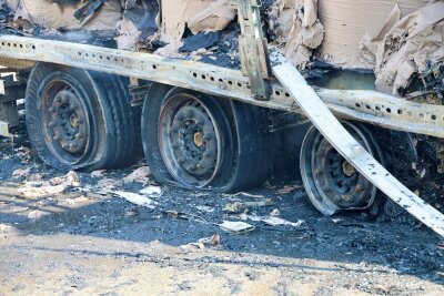 LKW-Brand an Tankstelle im Erzgebirge: Feuerwehren im Großeinsatz - Der beladene LKW war in Flammen aufgegangen. Foto: Niko Mutschmann