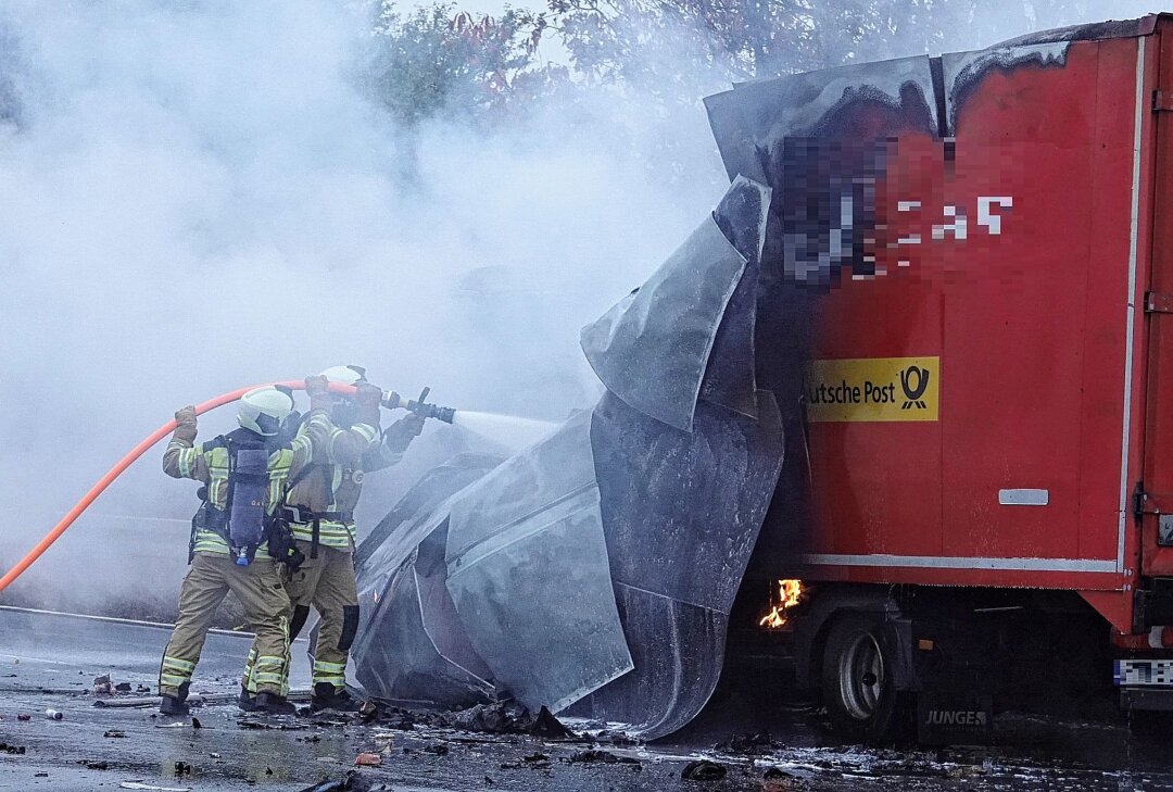 LKW-Brand auf der A4 führt zu kilometerlangem Stau - Am Donnerstagnachmittag kam es gegen 15.50 Uhr auf der A4 zu einem LKW-Brand. Foto: Roland Halkasch