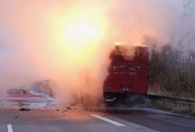 LKW-Brand auf der A4 führt zu kilometerlangem Stau - Immer wieder barsten Spraydosen mit Deodorant und Feuerbälle stiegen auf. Foto: Roland Halkasch