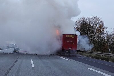 LKW-Brand auf der A4 führt zu kilometerlangem Stau - Immer wieder barsten Spraydosen mit Deodorant und Feuerbälle stiegen auf. Foto: Roland Halkasch