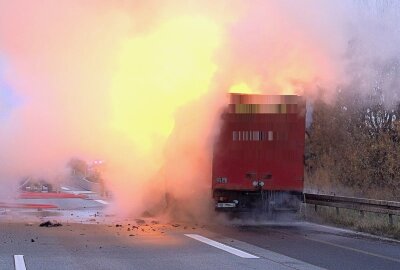 LKW-Brand auf der A4 führt zu kilometerlangem Stau - Immer wieder barsten Spraydosen mit Deodorant und Feuerbälle stiegen auf. Foto: Roland Halkasch