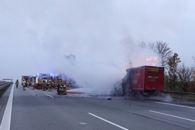 Zwischen dem Autobahndreieck Dresden-West und der Raststätte "Dresdner Tor" war ein LKW Mercedes-Benz Atego in Brand geraten. Der Fahrer konnte den Laster noch auf dem Standstreifen abstellen und sich unverletzt in Sicherheit bringen. Foto: Roland Halkasch