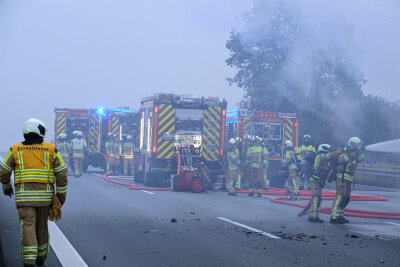 Zwischen dem Autobahndreieck Dresden-West und der Raststätte "Dresdner Tor" war ein LKW Mercedes-Benz Atego in Brand geraten. Der Fahrer konnte den Laster noch auf dem Standstreifen abstellen und sich unverletzt in Sicherheit bringen. Foto: Roland Halkasch