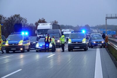 Zwischen dem Autobahndreieck Dresden-West und der Raststätte "Dresdner Tor" war ein LKW Mercedes-Benz Atego in Brand geraten. Der Fahrer konnte den Laster noch auf dem Standstreifen abstellen und sich unverletzt in Sicherheit bringen. Foto: Roland Halkasch