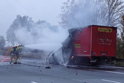 Die Autobahn war in Richtung Chemnitz gesperrt. Es bildeten sich über 15 Kilometer lange Staus auf der A4 und der A17. Die Polizei ermittelt zur Brandursache. Foto: Roland Halkasch