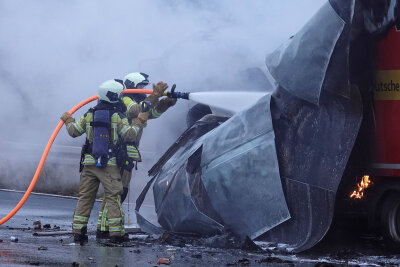 Die Autobahn war in Richtung Chemnitz gesperrt. Es bildeten sich über 15 Kilometer lange Staus auf der A4 und der A17. Die Polizei ermittelt zur Brandursache. Foto: Roland Halkasch