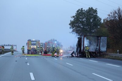 Die Autobahn war in Richtung Chemnitz gesperrt. Es bildeten sich über 15 Kilometer lange Staus auf der A4 und der A17. Die Polizei ermittelt zur Brandursache. Foto: Roland Halkasch