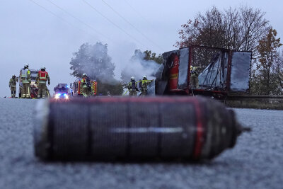 Die Autobahn war in Richtung Chemnitz gesperrt. Es bildeten sich über 15 Kilometer lange Staus auf der A4 und der A17. Die Polizei ermittelt zur Brandursache. Foto: Roland Halkasch