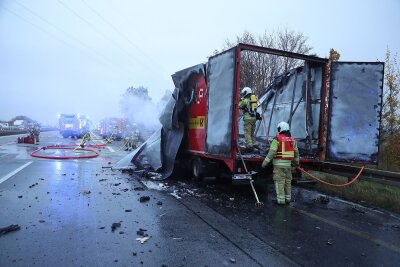 Am Ende konnten die Feuerwehrleute den Brand unter Kontrolle bringen und löschen. Der LKW brannte vollständig aus. Foto: Roland Halkasch