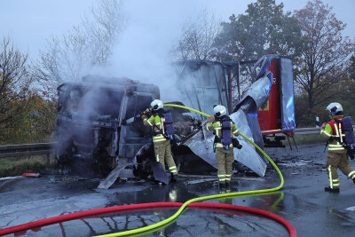 Die Autobahn war in Richtung Chemnitz gesperrt. Es bildeten sich über 15 Kilometer lange Staus auf der A4 und der A17. Die Polizei ermittelt zur Brandursache. Foto: Roland Halkasch