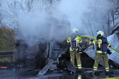 Die Autobahn war in Richtung Chemnitz gesperrt. Es bildeten sich über 15 Kilometer lange Staus auf der A4 und der A17. Die Polizei ermittelt zur Brandursache. Foto: Roland Halkasch