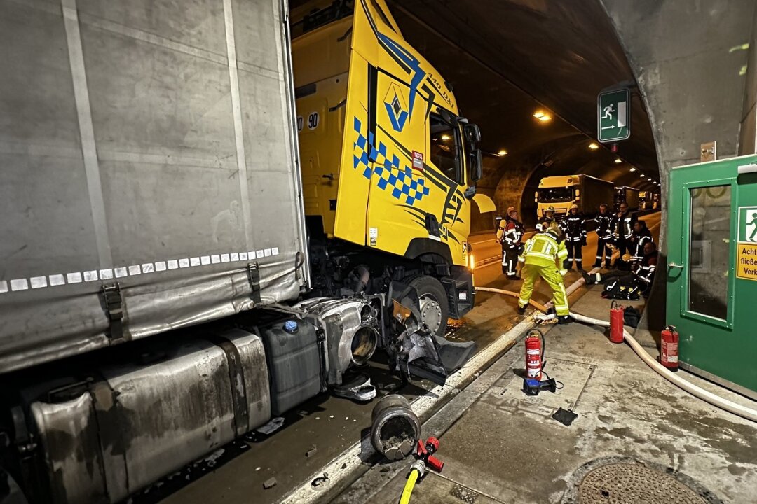Lkw-Brand in Autobahntunnel führte zu stundenlangem Stau - Ein Lastwagen steht nach einem Feuer im Autobahntunnel Königshainer Berge bei Görlitz.