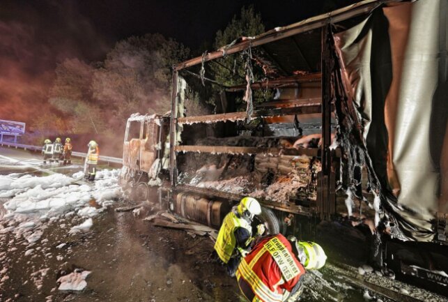 LKW Brennt Auf Der A4 Völlig Aus