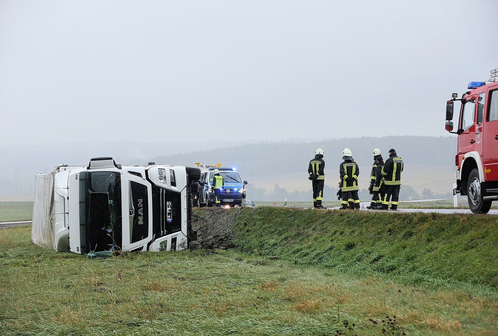 LKW Gerät Ins Schleudern Und Kippt Um: Vollsperrung Der B101