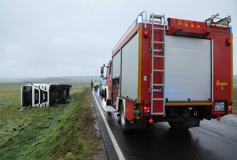 LKW Gerät Ins Schleudern Und Kippt Um: Vollsperrung Der B101