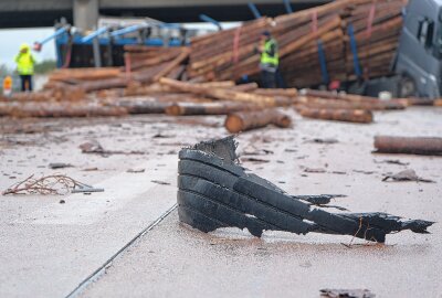 LKW kippt um: Holzstämme sorgen für Chaos und Vollsperrung auf A9 - Ein polnischer Sattelzug, beladen mit Holzstämmen, geriet aus ungeklärter Ursache ins Schleudern, krachte in die Mittelleitplanke und stellte sich quer über die Fahrbahn. Foto: Christian Grube