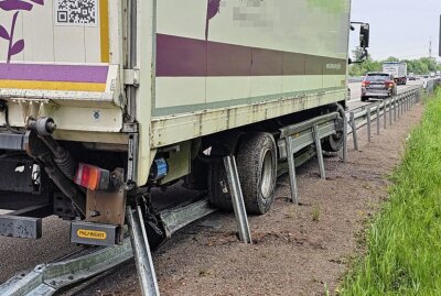 LKW kollidiert mit Leitplanke auf der A4 bei Frankenberg - Ein LKW kollidiert mit der Leitplanke. Foto: Harry Härtel