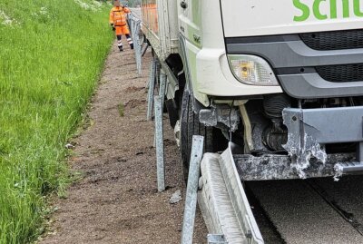 LKW kollidiert mit Leitplanke auf der A4 bei Frankenberg - Ein LKW kollidiert mit der Leitplanke. Foto: Harry Härtel