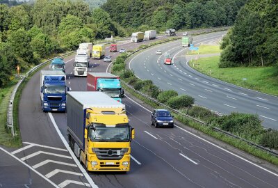 LKW sorgt versehentlich für neue Gestaltung einer Fahrbahn - Es entstand ein Schaden von etwa 7.500 Euro. Foto: Adobe Stock/ LVDESIGN