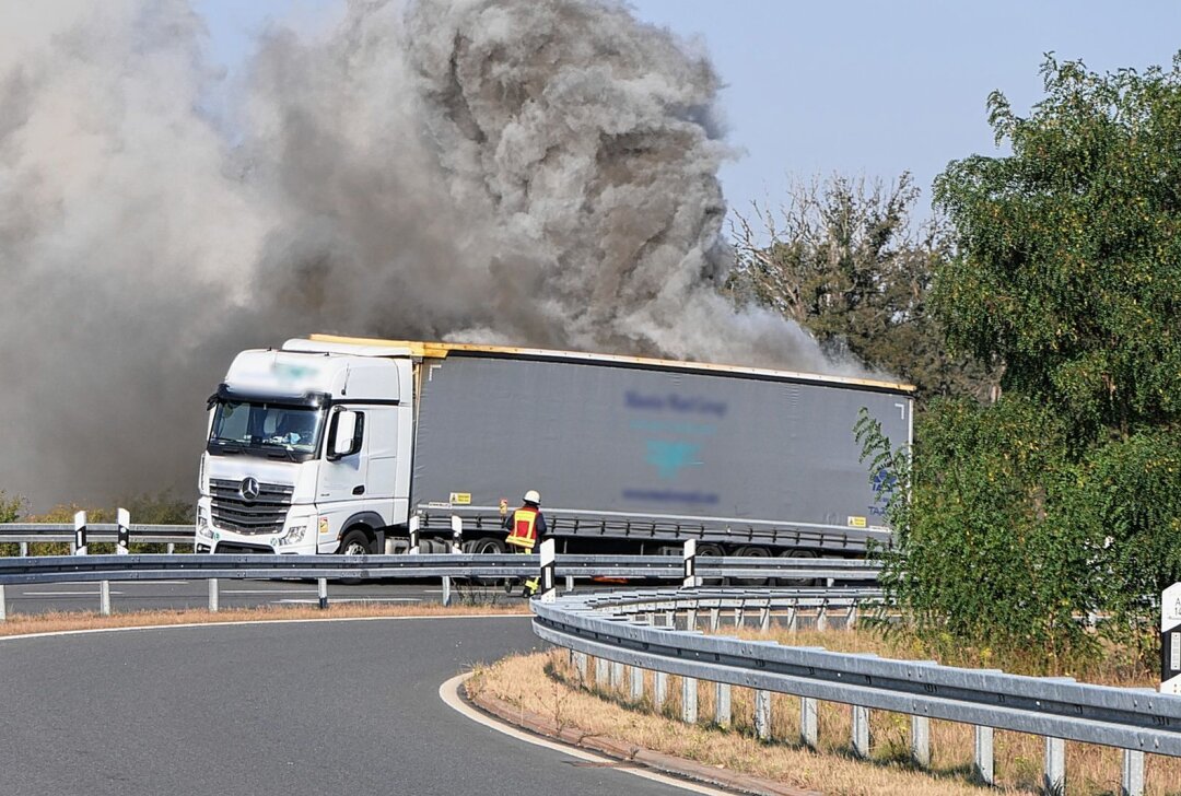 LKW-Trailer brennt auf A14: Dunkle Rauchwolken am Himmel - Ein Tschechischer Sattelzug hatte nach ersten Informationen gegen 9.30 Uhr kurz vor der Abfahrt Klinga in Fahrtrichtung Dresden einen Reifenplatzer. Foto: Sören Müller