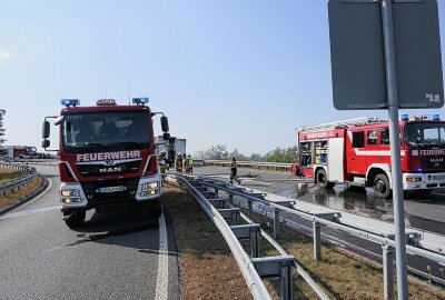 LKW-Trailer brennt auf A14: Dunkle Rauchwolken am Himmel - Der Fahrer konnte seinen LKW noch von der Autobahn in Klinga abfahren, bevor der Trailer, beladen mit Granulat für die Bauindustrie, Feuer fing. Foto: Sören Müller