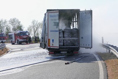 LKW-Trailer brennt auf A14: Dunkle Rauchwolken am Himmel - Der Fahrer konnte seinen LKW noch von der Autobahn in Klinga abfahren, bevor der Trailer, beladen mit Granulat für die Bauindustrie, Feuer fing. Foto: Sören Müller