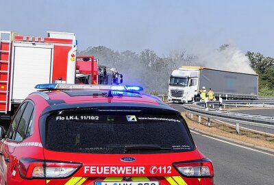 LKW-Trailer brennt auf A14: Dunkle Rauchwolken am Himmel - Die Freiwilligen Feuerwehren aus Naunhof, Brandis, Beucha, Trebsen und Klinga kamen zum Einsatz, um den Brand zu löschen. Foto: Sören Müller