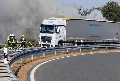 LKW-Trailer brennt auf A14: Dunkle Rauchwolken am Himmel - Der Brand konnte unter schwerem Atemschutz schließlich unter Kontrolle gebracht und ein Übergreifen auf die Zugmaschine verhindert werden. Foto: Sören Müller