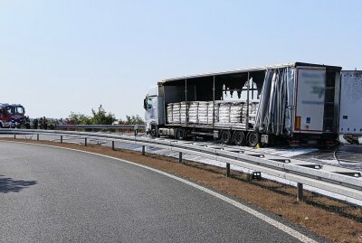 LKW-Trailer brennt auf A14: Dunkle Rauchwolken am Himmel - Um letzte Glutnester abzulöschen müsse laut Feuerwehr der Trailer abgeladen werden. Foto: Sören Müller