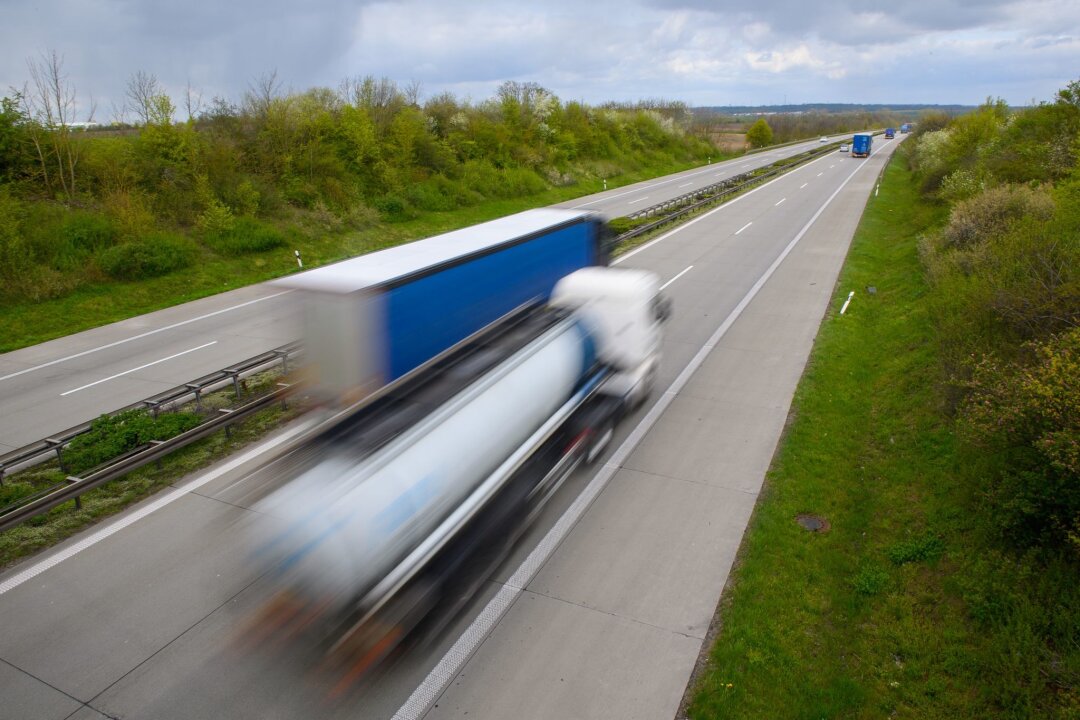 Lkw überholt auf Autobahn - wie lange darf das dauern? - Ganz klar, auch Lkw müssen zuweilen überholen: Zu lange darf das aber nicht dauern.