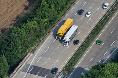 Lkw überholt auf Autobahn - wie lange darf das dauern? - Nicht immer läuft das Miteinander von "Brummis" und anderen Fahrzeugen auf der Autobahn reibungslos.