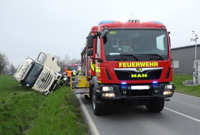 LKW-Unfall Auf Der B173: Sattelzug Gerät In Straßengraben Und Kippt Um